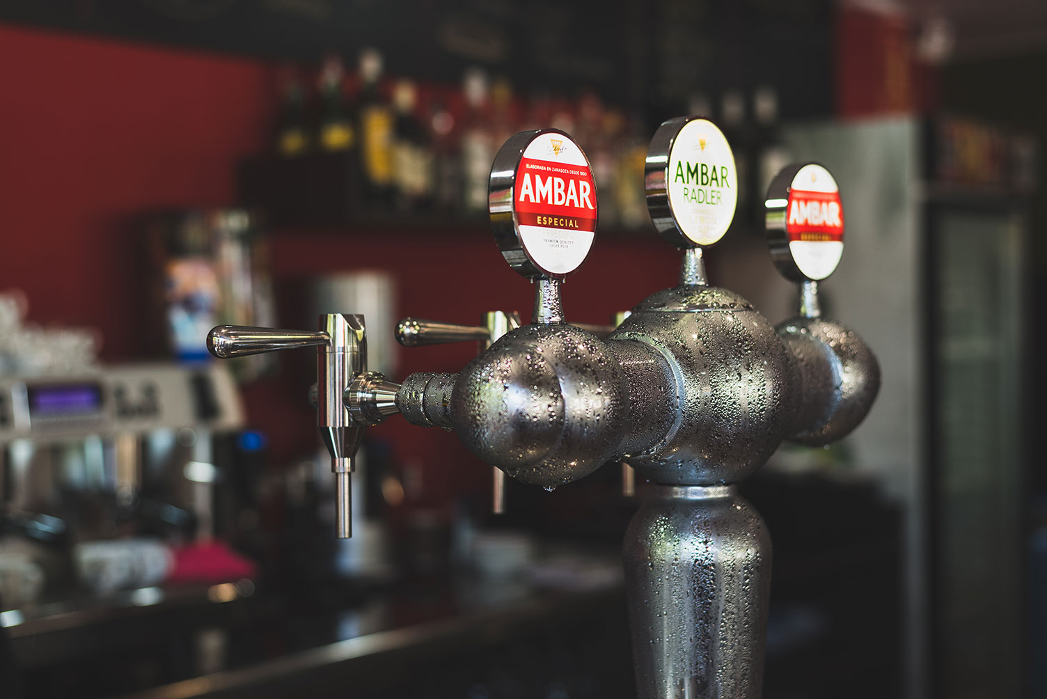Tiradores de cerveza de Ámbar en un bar en el que se ofrece servicio de atención técnica para maquinaria de frío